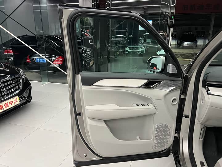 Фото 7 - Volvo EM90