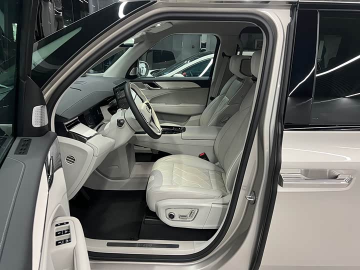 Фото 8 - Volvo EM90