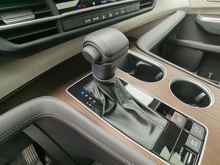 Фото 13 - Toyota Sienna