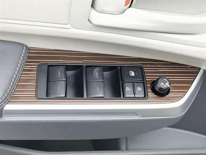 Фото 9 - Toyota Sienna