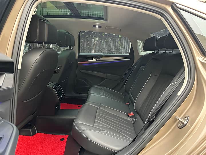 Фото 14 - Volkswagen Passat