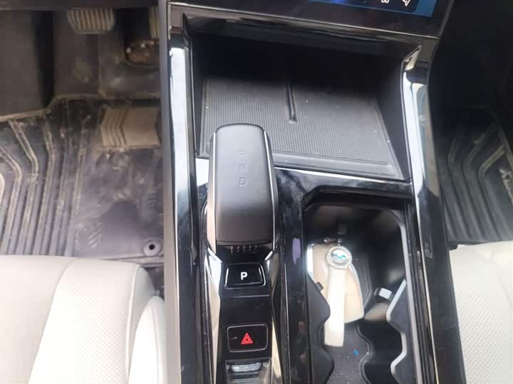 Фото 15 - Geely Atlas