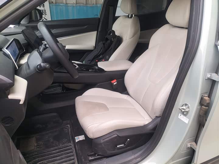 Фото 16 - Geely Atlas