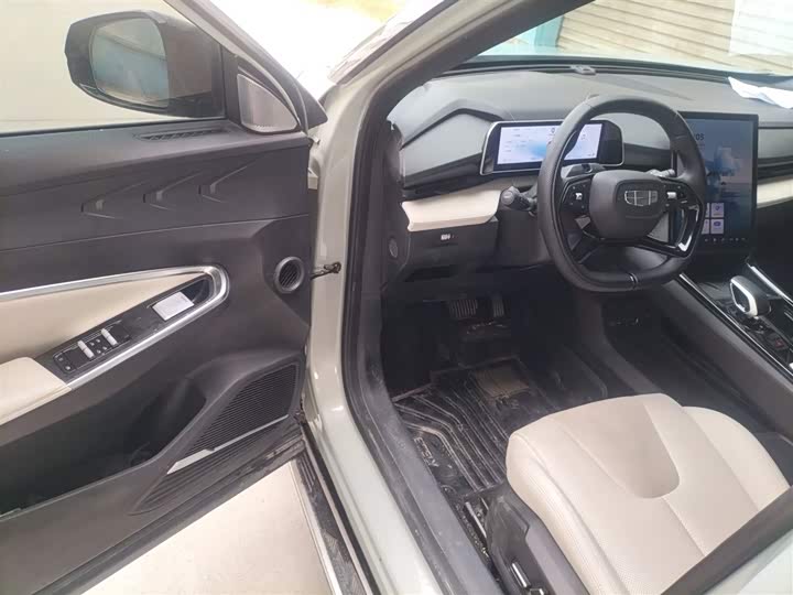 Фото 17 - Geely Atlas