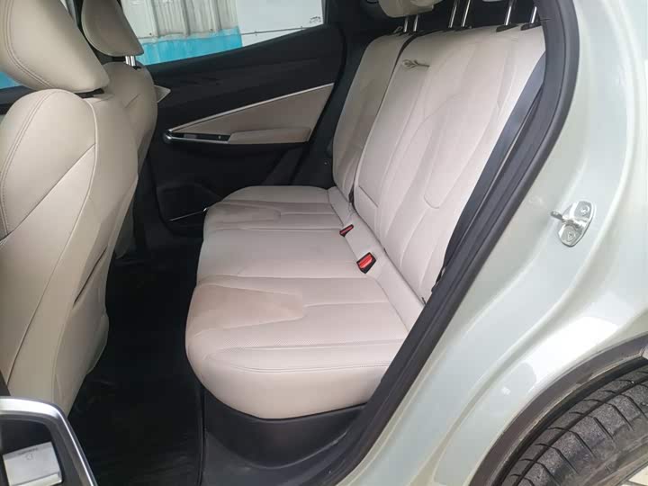 Фото 18 - Geely Atlas