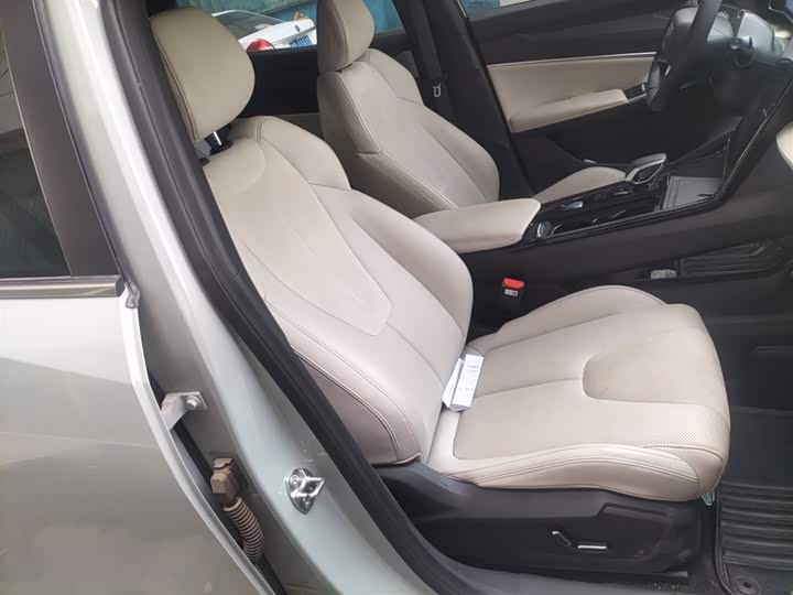 Фото 25 - Geely Atlas