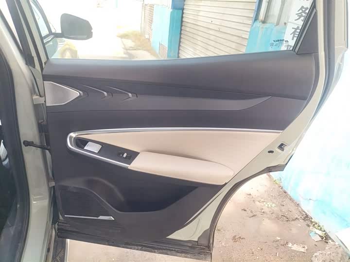 Фото 27 - Geely Atlas