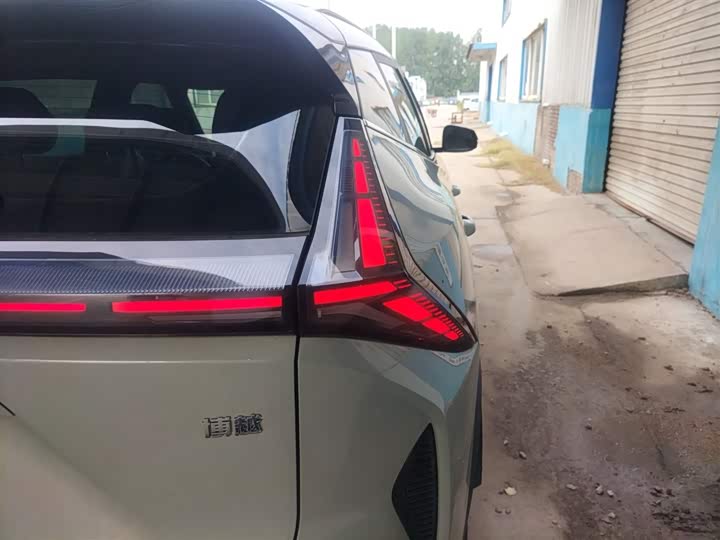 Фото 8 - Geely Atlas