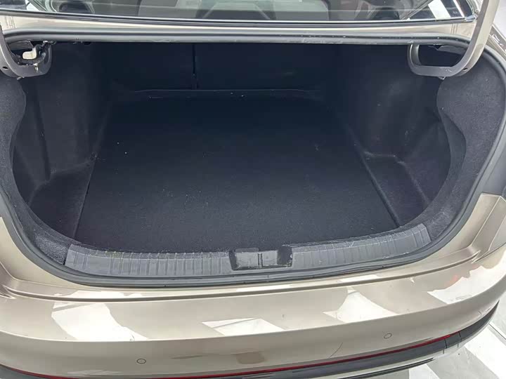 Фото 19 - Volkswagen Sagitar L