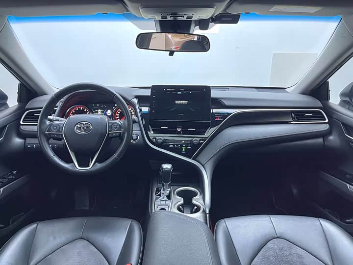 Фото 12 - Toyota Camry