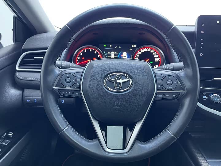 Фото 13 - Toyota Camry