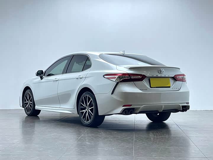 Фото 19 - Toyota Camry