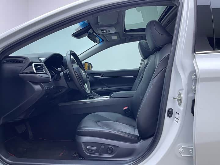 Фото 9 - Toyota Camry