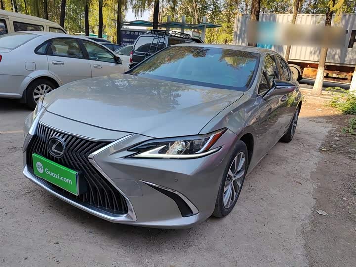 Фото 1 - Lexus ES