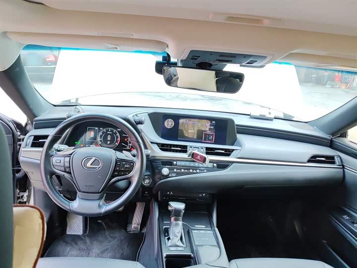 Фото 10 - Lexus ES