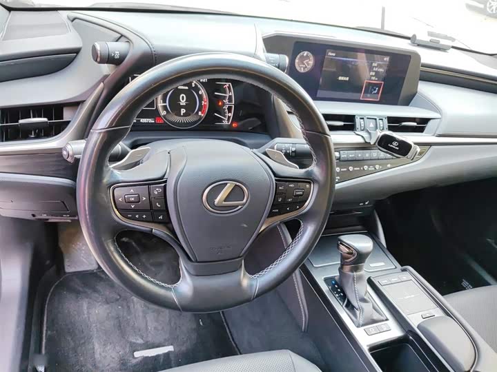 Фото 11 - Lexus ES