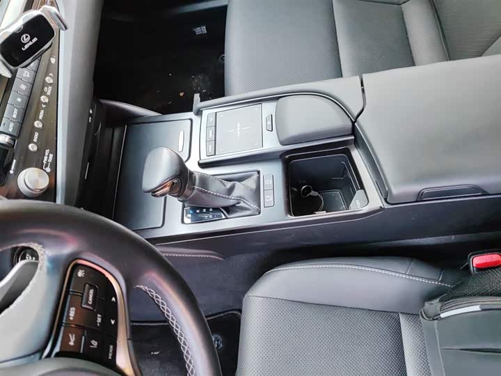 Фото 14 - Lexus ES