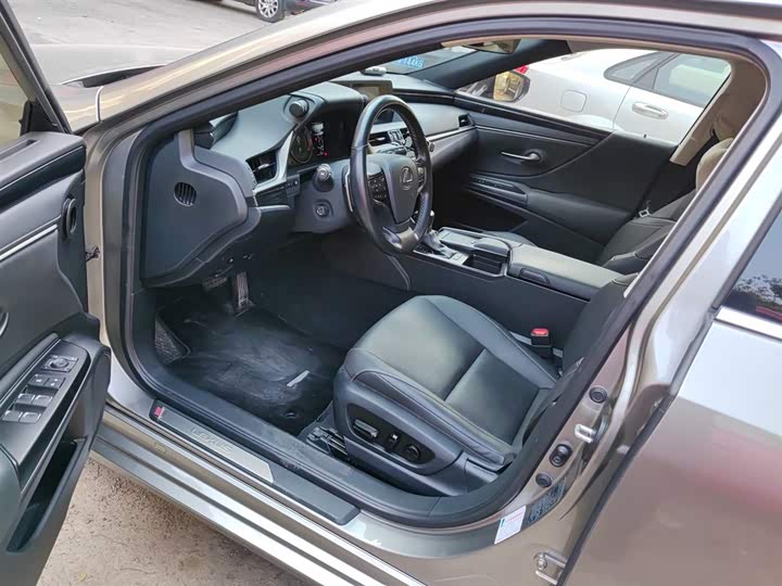 Фото 15 - Lexus ES