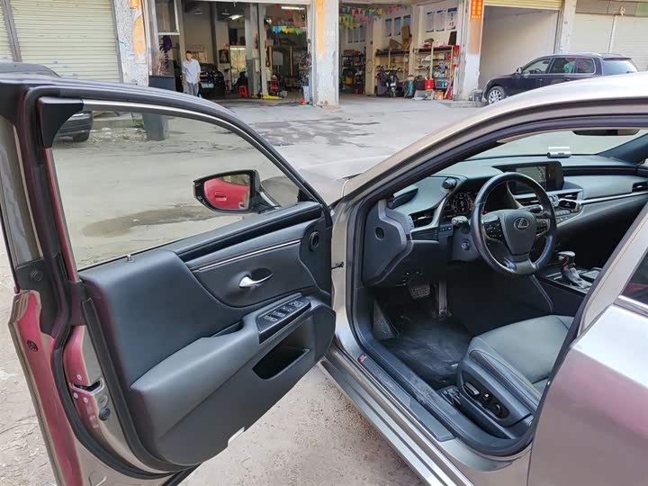 Фото 16 - Lexus ES