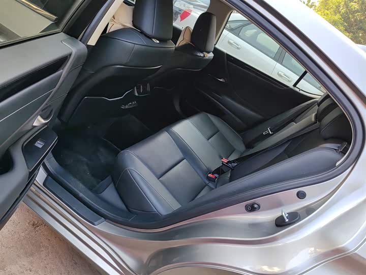 Фото 17 - Lexus ES