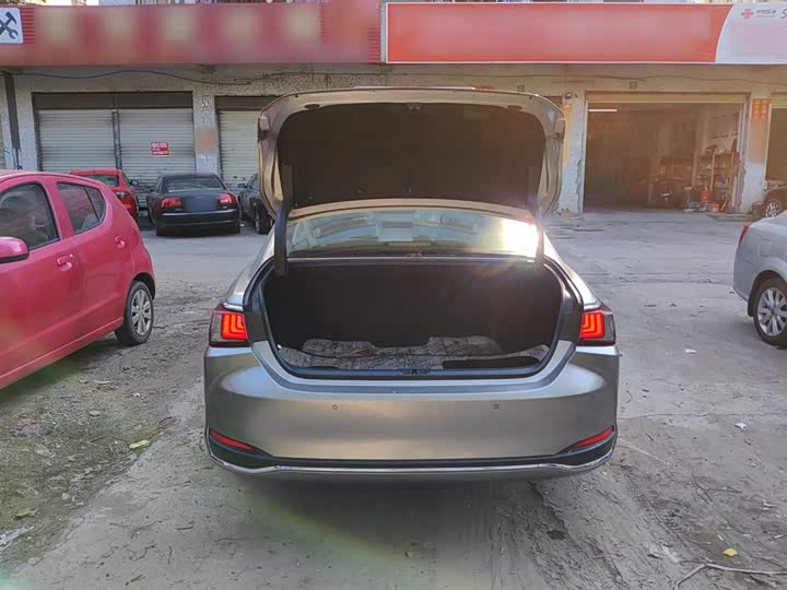 Фото 19 - Lexus ES