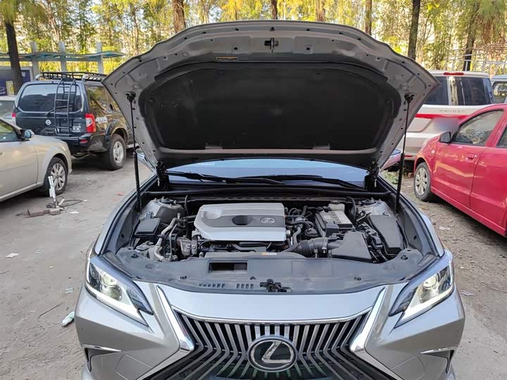 Фото 20 - Lexus ES