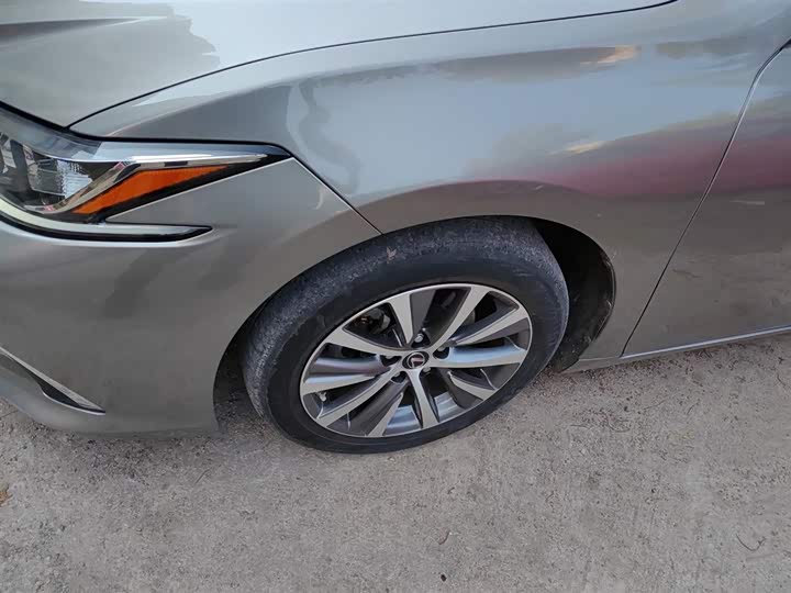 Фото 23 - Lexus ES