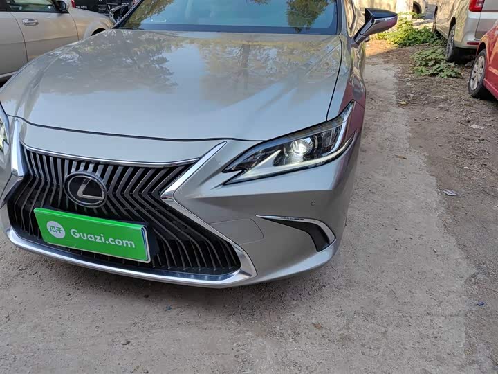 Фото 24 - Lexus ES