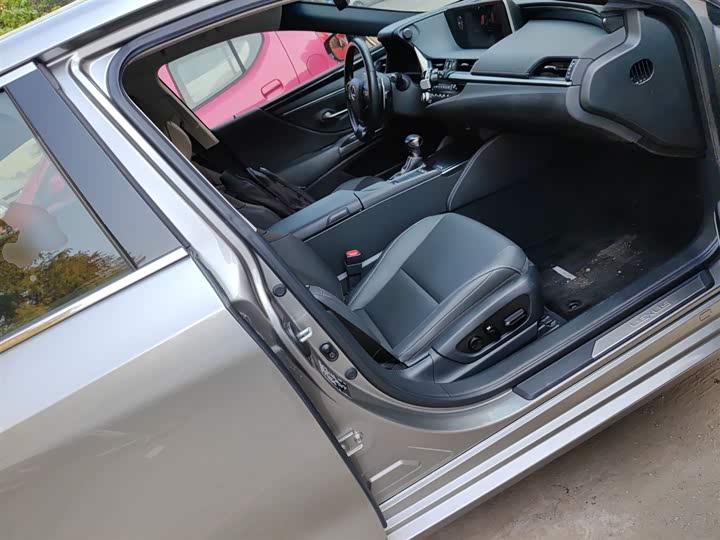 Фото 25 - Lexus ES