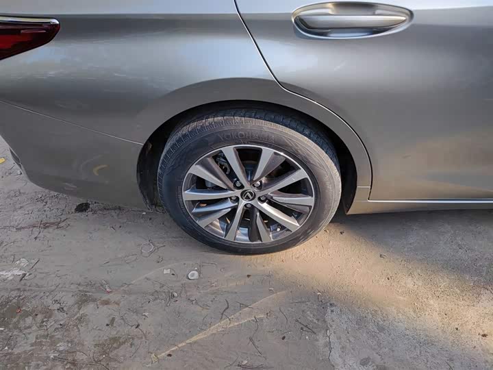 Фото 26 - Lexus ES