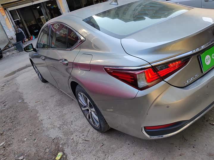 Фото 5 - Lexus ES