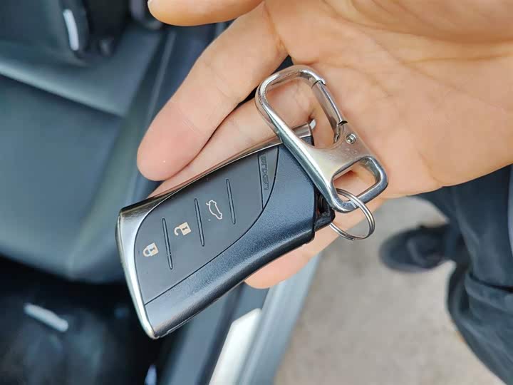 Фото 9 - Lexus ES