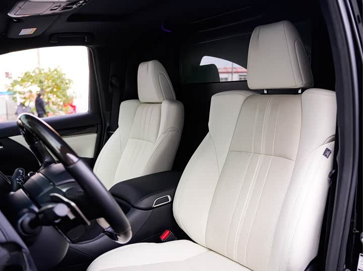 Фото 10 - Lexus LM