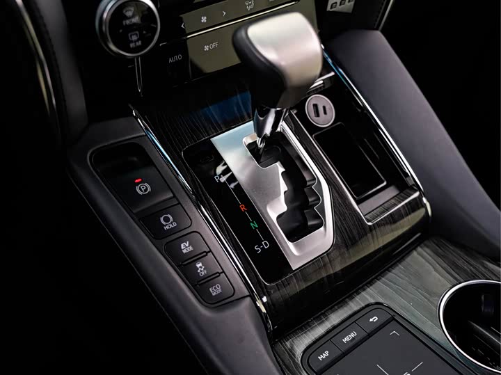 Фото 20 - Lexus LM