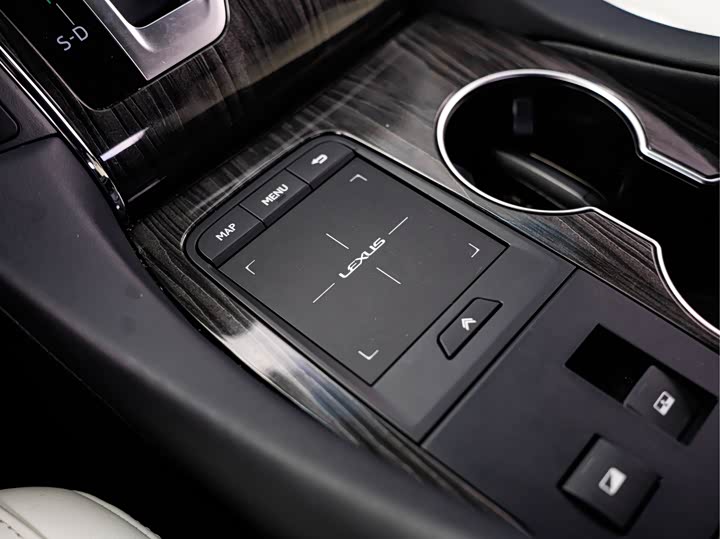 Фото 22 - Lexus LM