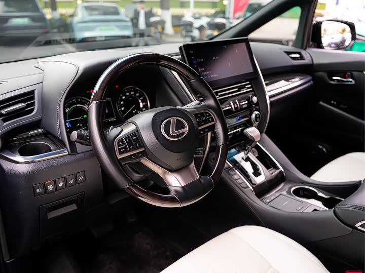 Фото 9 - Lexus LM