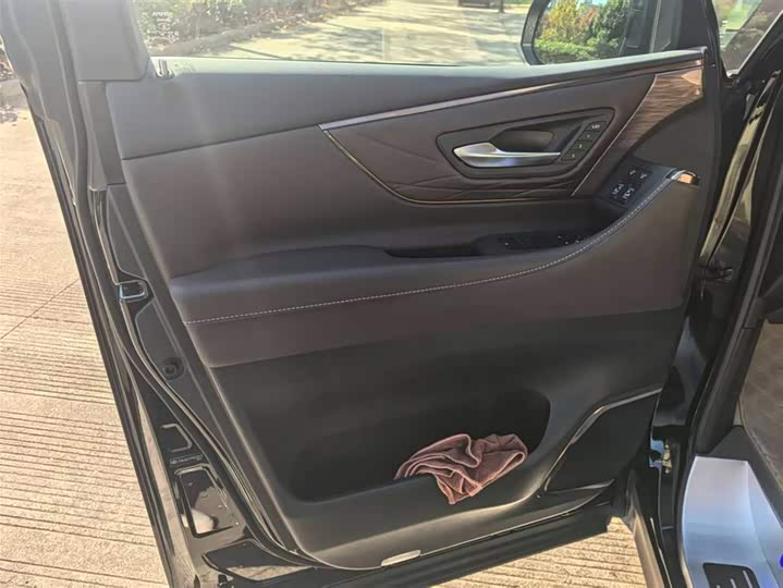 Фото 10 - Toyota Vellfire