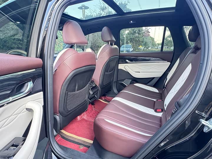 Фото 10 - Geely Monjaro