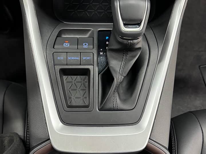 Фото 14 - Toyota RAV4