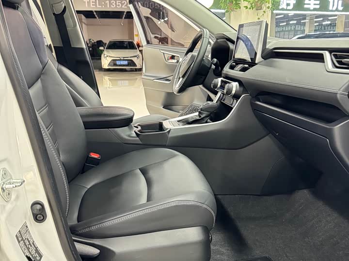 Фото 16 - Toyota RAV4