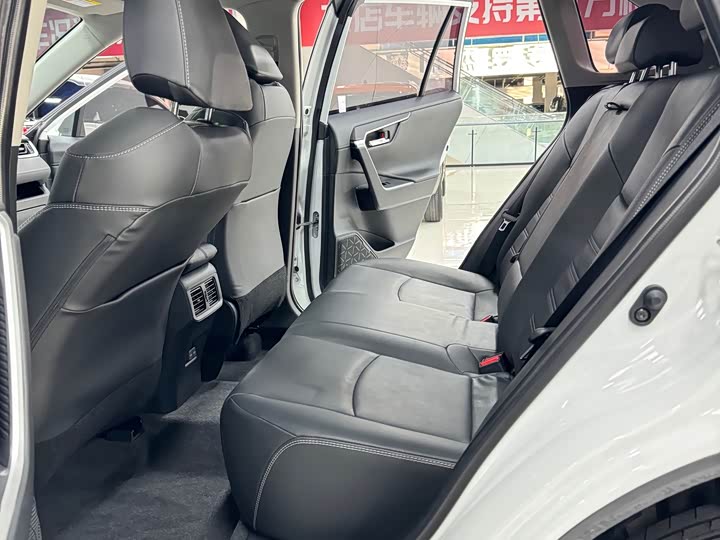 Фото 17 - Toyota RAV4