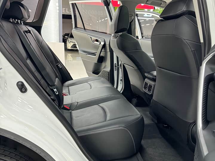 Фото 18 - Toyota RAV4