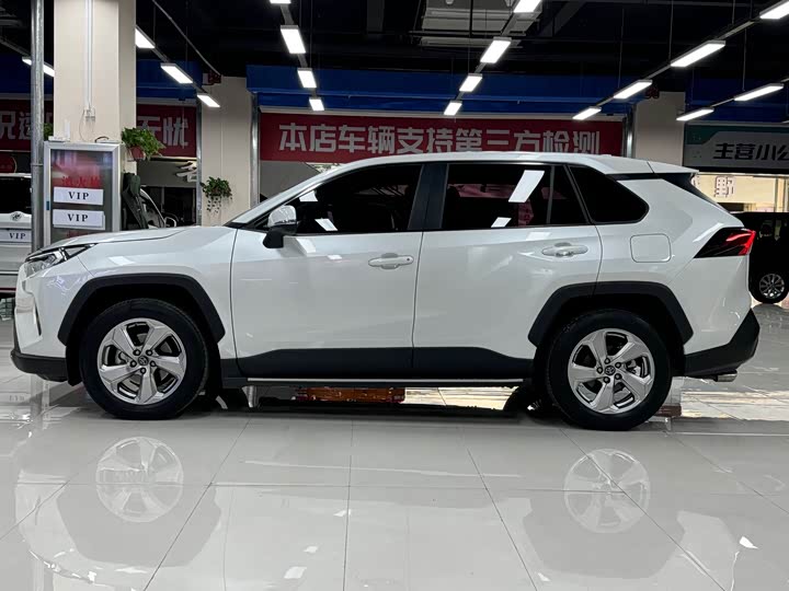 Фото 4 - Toyota RAV4