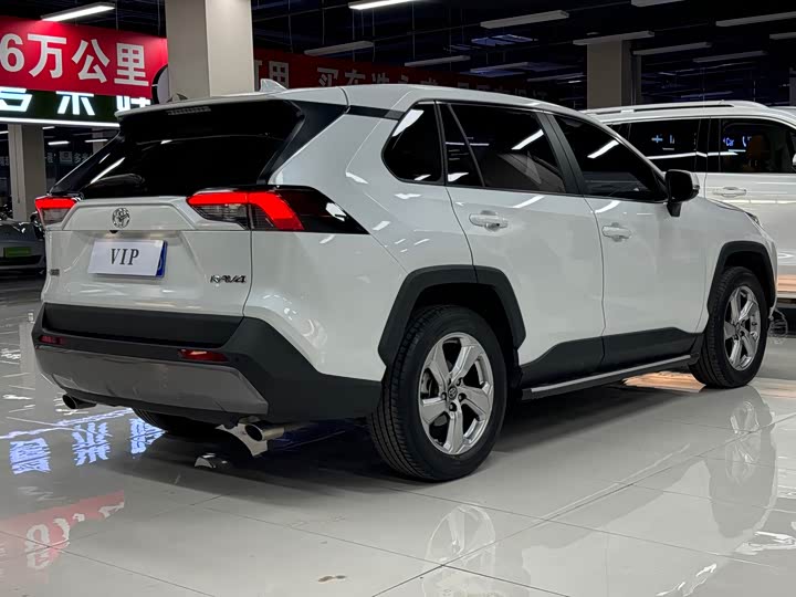 Фото 7 - Toyota RAV4