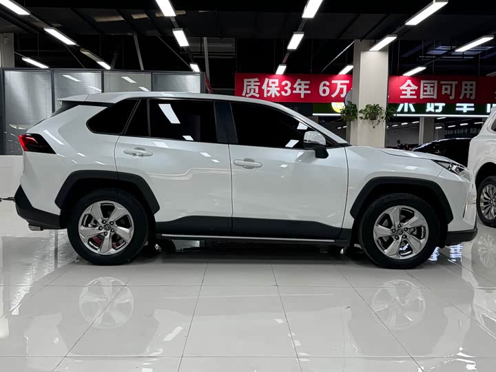Фото 8 - Toyota RAV4