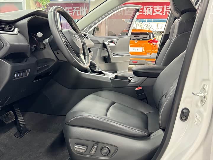 Фото 9 - Toyota RAV4