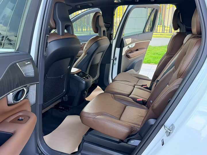 Фото 8 - Volvo XC90