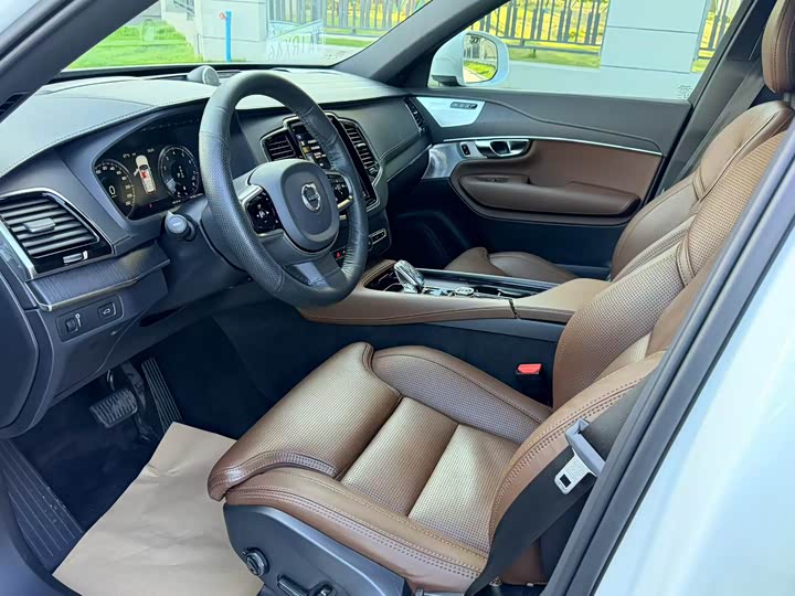 Фото 9 - Volvo XC90