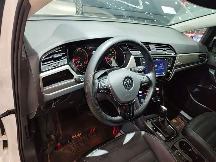 Фото 10 - Volkswagen Touran L