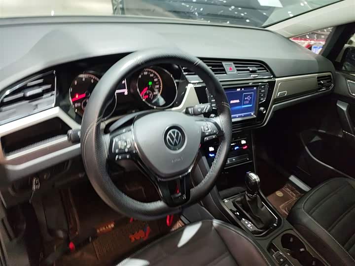 Фото 11 - Volkswagen Touran L